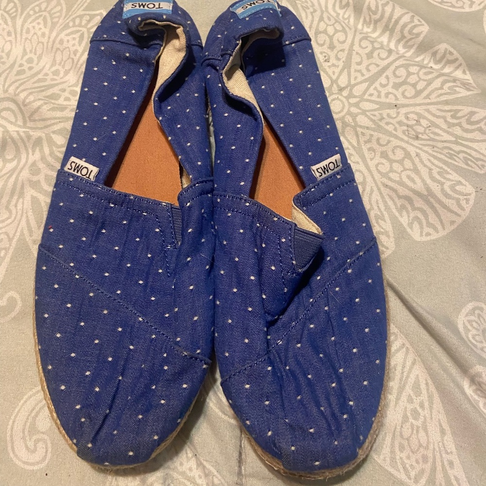 Tom’s flat shoes